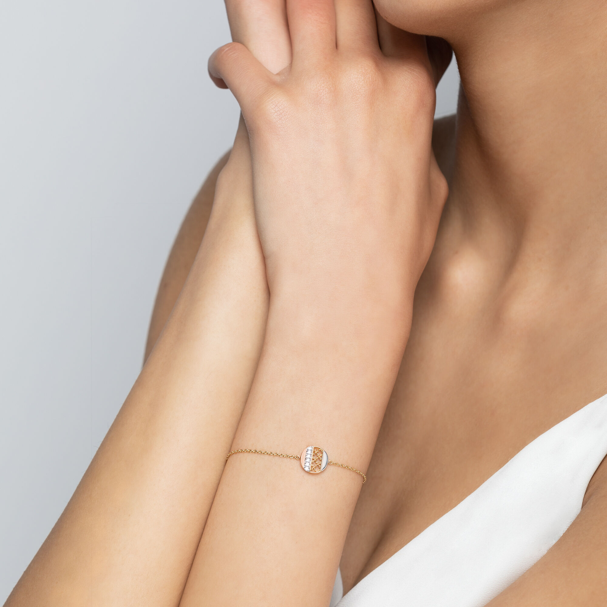 Bracelet with top diamond circle